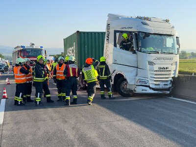 Verkehrsbehinderung auf der A1 nach Unfall mit LKW foke-69517.jpg