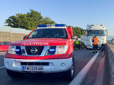 Verkehrsbehinderung auf der A1 nach Unfall mit LKW foke-69518.jpg