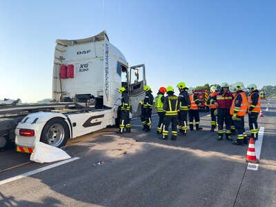 Verkehrsbehinderung auf der A1 nach Unfall mit LKW foke-69519.jpg