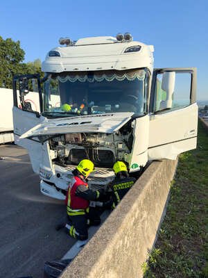 Verkehrsbehinderung auf der A1 nach Unfall mit LKW foke-69524.jpg