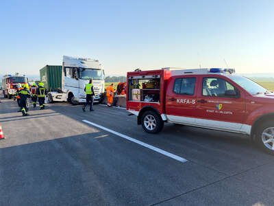 Verkehrsbehinderung auf der A1 nach Unfall mit LKW foke-69528.jpg