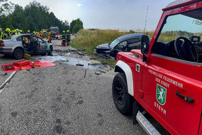 Drei Verletzte bei Verkehrsunfall in Steyr TEAM-19700101020070888-013.jpg