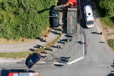 Schwerer Verkehrsunfall auf der B1 zwischen Frankenmarkt und Pöndorf DJI-0140.jpg