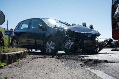 Schwerer Verkehrsunfall auf der B1 zwischen Frankenmarkt und Pöndorf DSC-7754.jpg