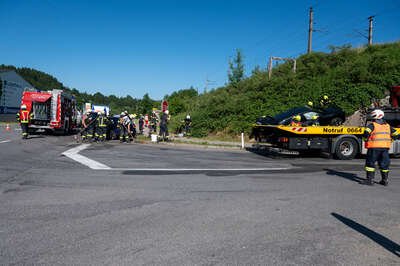 Schwerer Verkehrsunfall auf der B1 zwischen Frankenmarkt und Pöndorf DSC-7766.jpg