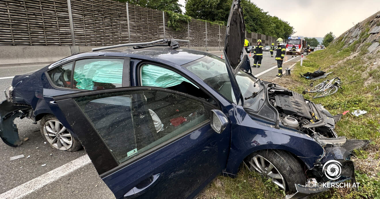 Titelbild: Mehrfacher Fahrzeugüberschlag auf der A1 im Bereich Mondsee