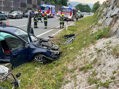 Mehrfacher Fahrzeugüberschlag auf der A1 im Bereich Mondsee IMG-7003.jpg