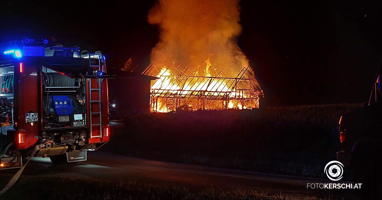 Titelbild: Feuerwehreinsatz in Andrichsfurt: Holzstadl niedergebrannt